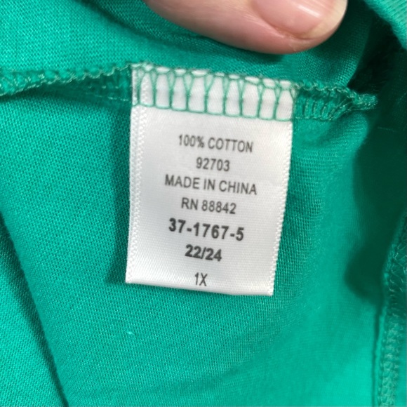 Roaman’s 1X (22/24) Keyhole top with plus size Christmas leggings - Picture 8 of 12